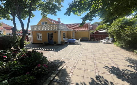Juhana - 150M from the Sea: Træ, Tag, Arkitektur, Hjem, Hus, Sommerhus, Sidespor, Hårdttræ, Hældning, Estate