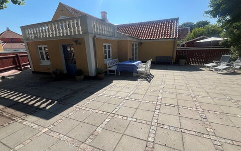 Juhana - 150M from the Sea: Træ, Tag, Arkitektur, Hjem, Hus, Sommerhus, Sidespor, Hårdttræ, Hældning, Estate