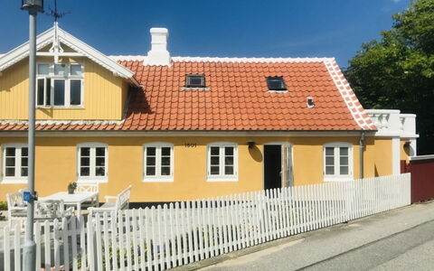 Juhana - 150M from the Sea: Træ, Tag, Arkitektur, Hjem, Hus, Sommerhus, Sidespor, Hårdttræ, Hældning, Estate