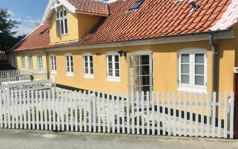 Juhana - 150M from the Sea: Træ, Tag, Arkitektur, Hjem, Hus, Sommerhus, Sidespor, Hårdttræ, Hældning, Estate