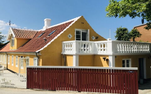 Juhana - 150M from the Sea: Træ, Tag, Arkitektur, Hjem, Hus, Sommerhus, Sidespor, Hårdttræ, Hældning, Estate
