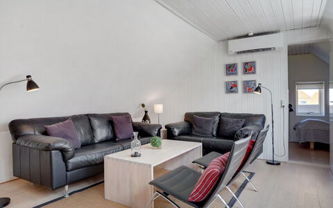 Naina - 200M from the Sea: Møbel, Couch, Indretning, Gulvbelægning, Træ, Stue, Etage, Loft, Bord, Værelse