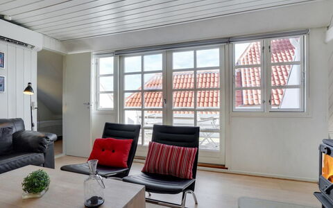 Naina - 200M from the Sea: Møbel, Gulvbelægning, Indretning, Etage, Træ, Loft, Couch, Værelse, Lejlighed, Stue