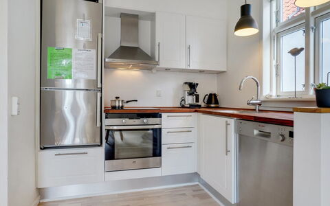Naina - 200M from the Sea: Køkken, Køkken Apparat, Countertop, Gulvbelægning, Cabinetry, Større Bandage, Indretning, Møbel, Husholdningsapparat, Træ