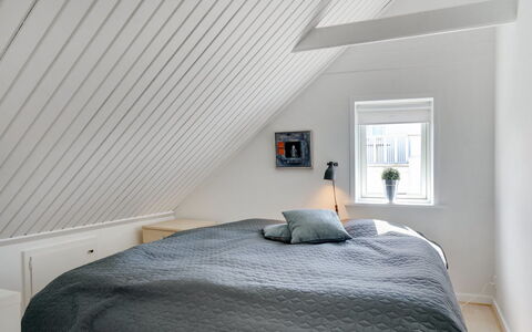 Naina - 200M from the Sea: Soveværelse, Træ, Indretning, Loft, Seng, Gulvbelægning, Etage, Sengetøj, Sengetøj, Belysning