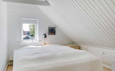 Naina - 200M from the Sea: Træ, Loft, Indretning, Soveværelse, Gulvbelægning, Etage, Seng, Belysning, Hjem, Attic