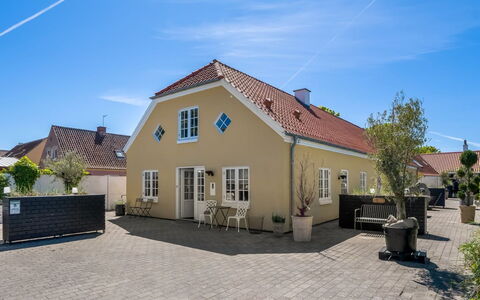 Murtuz - 900M from the Sea: Bygning, Vindue, Hus, Hjem, Tag, Boligområde, Sommerhus, Dør, Indkørsel, Estate