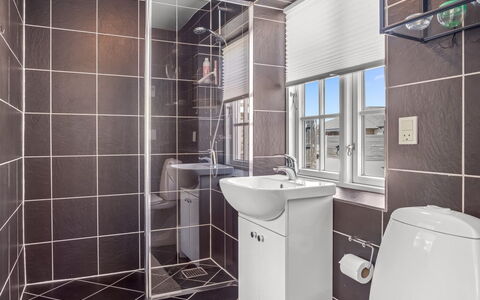 Murtuz - 900M from the Sea: Badeværelse, Sanitærarmatur, Gulvbelægning, Indretning, Etage, Toilet, Loft, Vvs, Toiletbræt, Kompositmateriale