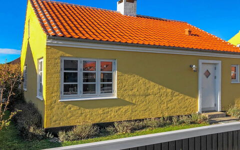 Fulla - 1.1Km from the Sea: Vindue, Gul, Hus, Tag, Sommerhus, Hjem, Skydevindue, Sidespor, Maling, Stuehus