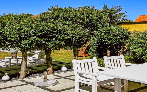 Fulla - 1.1Km from the Sea: Busk, Skygge, Have, Vedplante, Blomsterkrukke, Landscaping, Gård, Udendørs Møbler, Walkway, Udendørs Bench