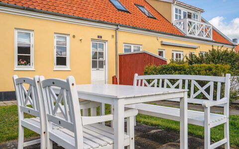 Annbritt - 500M from the Sea: Gulvbelægning, Etage, Loft, Indretning, Countertop, Køkken, Cabinetry, Værelse, Større Bandage, Lysarmatur