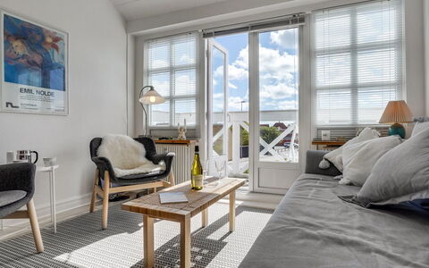 Annbritt - 500M from the Sea: Gulvbelægning, Etage, Loft, Indretning, Countertop, Køkken, Cabinetry, Værelse, Større Bandage, Lysarmatur
