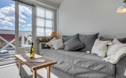 Annbritt - 500M from the Sea: Gulvbelægning, Etage, Loft, Indretning, Countertop, Køkken, Cabinetry, Værelse, Større Bandage, Lysarmatur