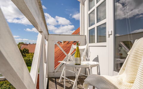 Annbritt - 500M from the Sea: Gulvbelægning, Etage, Loft, Indretning, Countertop, Køkken, Cabinetry, Værelse, Større Bandage, Lysarmatur