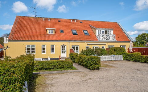 Annbritt - 500M from the Sea: Gulvbelægning, Etage, Loft, Indretning, Countertop, Køkken, Cabinetry, Værelse, Større Bandage, Lysarmatur