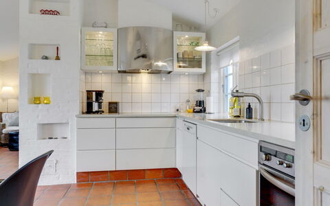 Jantje - 500M from the Sea: Køkken, Gulvbelægning, Køkken Apparat, Indretning, Countertop, Cabinetry, Etage, Større Bandage, Loft, Husholdningsapparat