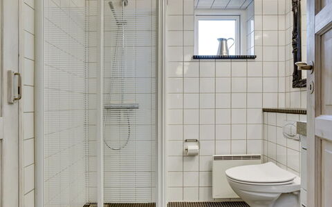 Jantje - 500M from the Sea: Badeværelse, Toiletbræt, Sanitærarmatur, Væg, Toilet, Gulvbelægning, Etage, Indretning, Vvs, Flise