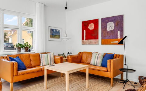 Hansiane - 500M from the Sea: Møbel, Couch, Indretning, Gulvbelægning, Stue, Træ, Etage, Lejlighed, Hjem