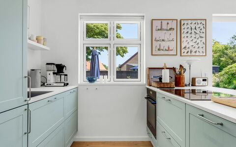 Hansiane - 500M from the Sea: Træ, Gulvbelægning, Cabinetry, Køkken Apparat, Køkken, Indretning, Etage, Møbel, Countertop, Skuffe