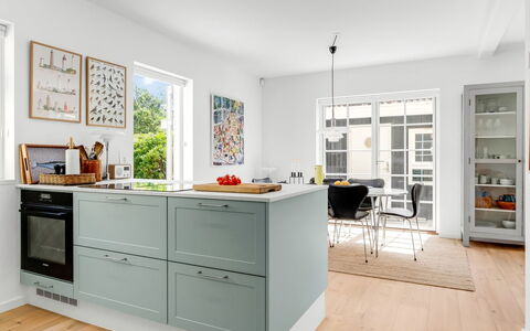Hansiane - 500M from the Sea: Gulvbelægning, Køkken, Møbel, Cabinetry, Indretning, Køkken Apparat, Countertop, Træ, Etage, Større Bandage