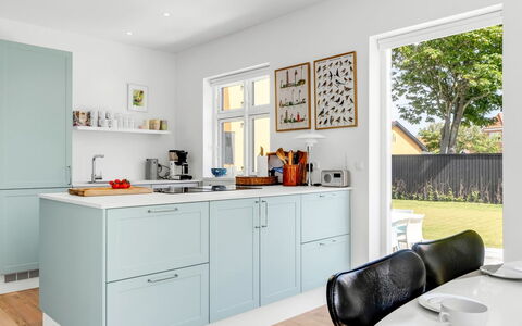 Hansiane - 500M from the Sea: Køkken, Countertop, Køkken Apparat, Cabinetry, Gulvbelægning, Indretning, Større Bandage, Træ, Møbel, Etage
