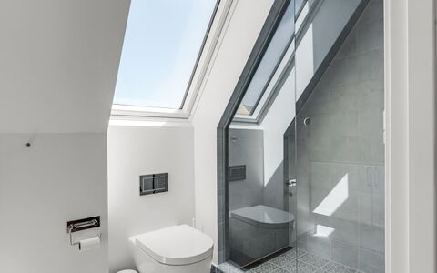 Hansiane - 500M from the Sea: Gulvbelægning, Loft, Sanitærarmatur, Etage, Indretning, Badeværelse, Vvs, Glas, Flise, Toilet