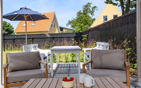 Hansiane - 500M from the Sea: Møbel, Udendørs Møbler, Stol, Træ, Bord, Udendørs Bord, Dæk, Veranda, Gårdhave, Kaffebord