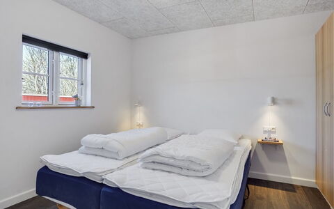 Arlene - 800M from the Sea: Loft, Soveværelse, Seng, Sengetøj, Sengetøj, Værelse, Bed Frame, Lysarmatur, Dagslys