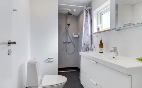 Arlene - 800M from the Sea: Gulvbelægning, Sanitærarmatur, Etage, Indretning, Badeværelse, Håndvask, Badeværelsesskab, Vvs, Toilet, Tap