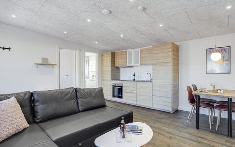 Arlene - 800M from the Sea: Loft, Træ, Gulvbelægning, Indretning, Møbel, Etage, Værelse, Lysarmatur, Lejlighed, Stue