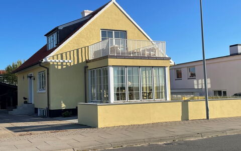 Elka - 100M from the Sea: Boligområde, Tag, Forstad, Indkørsel, Estate, Skorsten