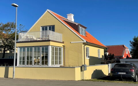 Elka - 100M from the Sea: Boligområde, Tag, Forstad, Indkørsel, Estate, Skorsten