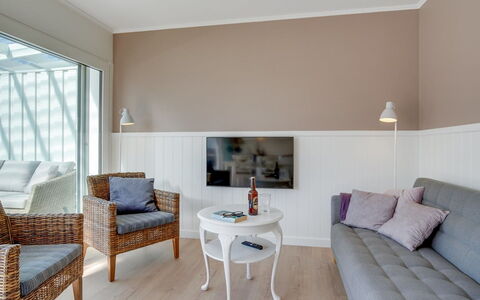 Sylwia - 800M from the Sea: Indretning, Gulvbelægning, Møbel, Væg, Etage, Træ, Loft, Værelse, Belysning, Hjem
