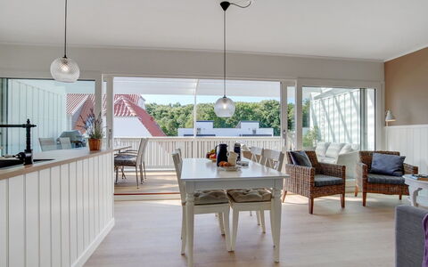 Sylwia - 800M from the Sea: Møbel, Indretning, Gulvbelægning, Etage, Træ, Loft, Lysarmatur, Stol, Køkken & Spisebord, Trægulve