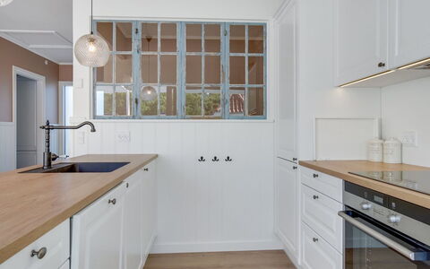 Sylwia - 800M from the Sea: Indretning, Cabinetry, Gulvbelægning, Køkken, Countertop, Træ, Møbel, Loft, Etage, Skab