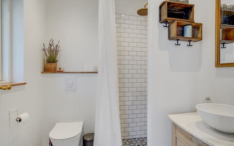 Sylwia - 800M from the Sea: Badeværelse, Væg, Indretning, Sanitærarmatur, Gulvbelægning, Etage, Spejl, Toilet, Tap, Hjem