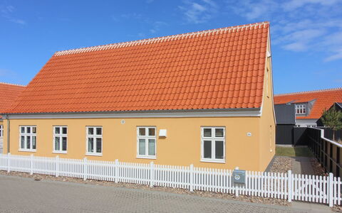 Gine - 1.5Km from the Sea: Tag, Hus, Hjem, Sommerhus, Dør, Sidespor, Dæk, Veranda, Planke, Hårdttræ