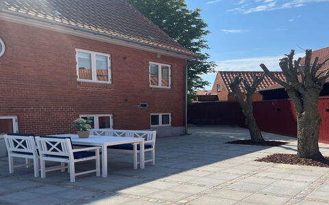 Urs - 200M from the Sea: Gulvbelægning, Etage, Møbel, Mursten, Flise, Kompositmateriale, Udendørs Møbler, Flise, Murværk, Udendørs Bord
