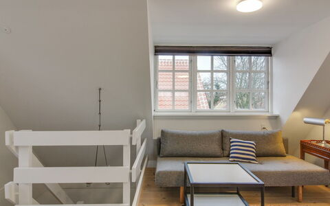 Ilselil - 500M from the Sea: Loft, Gulvbelægning, Indretning, Etage, Kompositmateriale, Møbel, Udvej, Hotel, Design, Dagslys