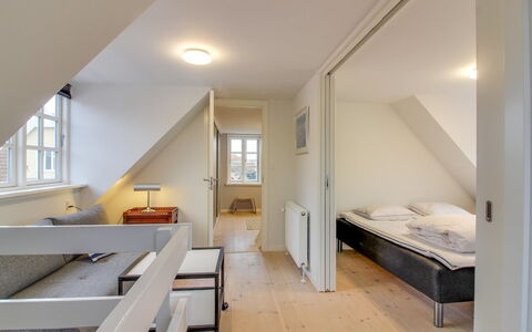 Ilselil - 500M from the Sea: Loft, Gulvbelægning, Indretning, Etage, Kompositmateriale, Møbel, Udvej, Hotel, Design, Dagslys