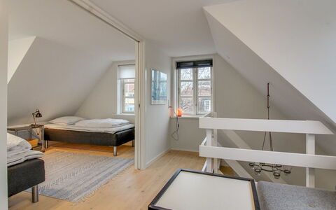 Ilselil - 500M from the Sea: Loft, Gulvbelægning, Indretning, Etage, Kompositmateriale, Møbel, Udvej, Hotel, Design, Dagslys