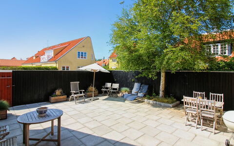 Ilselil - 500M from the Sea: Loft, Gulvbelægning, Indretning, Etage, Kompositmateriale, Møbel, Udvej, Hotel, Design, Dagslys