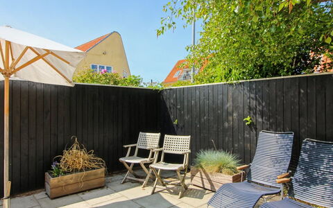Ilselil - 500M from the Sea: Loft, Gulvbelægning, Indretning, Etage, Kompositmateriale, Møbel, Udvej, Hotel, Design, Dagslys