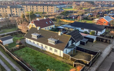 Canan - 1.6Km from the Sea: Hjem, Boligområde, Hus, Sommerhus, Tag, Land Lot, Sidespor, Have, Estate, Lawn