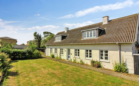 Anais - 1.6Km from the Sea: Møbel, Udendørs Møbler, Stol, Have, Skygge, Hårdttræ, Udendørs Bord, Landscaping, Gårdhave, Lawn