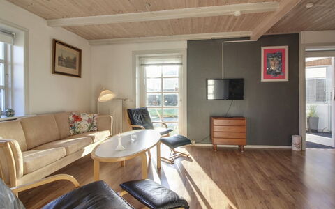 Anais - 1.6Km from the Sea: Møbel, Udendørs Møbler, Stol, Have, Skygge, Hårdttræ, Udendørs Bord, Landscaping, Gårdhave, Lawn