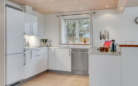 Annesophie - 300M to the Fjord: Gulvbelægning, Køkken, Countertop, Træ, Indretning, Køkken Apparat, Etage, Cabinetry, Loft, Møbel