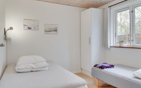 Annesophie - 300M to the Fjord: Seng, Soveværelse, Væg, Indretning, Træ, Etage, Sengetøj, Loft, Gulvbelægning, Møbel