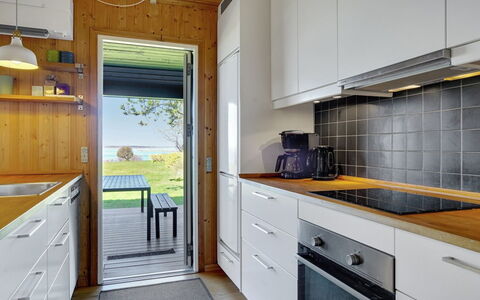 Iadrik - 85M to the Fjord: Køkken, Træ, Køkken Apparat, Gulvbelægning, Indretning, Countertop, Etage, Større Bandage, Husholdningsapparat, Cabinetry