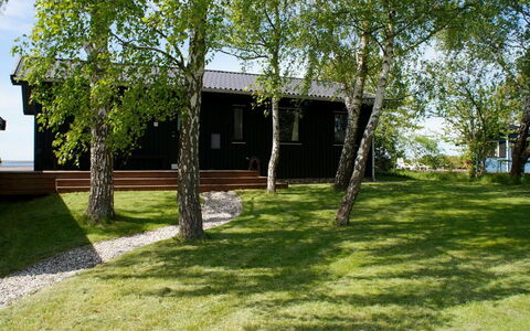 Iadrik - 85M to the Fjord: Træ, Land Lot, Skygge, Lawn, Have, Hårdttræ, Landscaping, Gård, Backyard, Planke